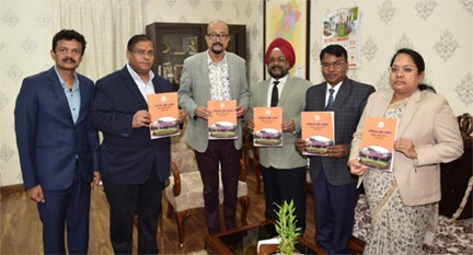 प्रमुख लोकायुक्त ने राज्यपाल को सौंपी वार्षिक रिपोर्ट प्रमुख लोकायुक्त ने राज्यपाल को सौंपी वार्षिक रिपोर्ट