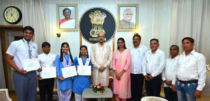 जापान से लौटे इंस्पायर अवार्ड मानक के विद्यार्थियों का राज्यपाल ने किया सम्मान जापान से लौटे इंस्पायर अवार्ड मानक के विद्यार्थियों का राज्यपाल ने किया सम्मान