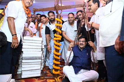 रिमझिम फुहारों के बीच सादगी और आत्मीयता से मना खाद्य मंत्री दयालदास बघेल का जन्मोत्सव रिमझिम फुहारों के बीच सादगी और आत्मीयता से मना खाद्य मंत्री दयालदास बघेल का जन्मोत्सव