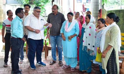 जनदर्शन में पर्यटन एवं संस्कृति मंत्री अग्रवाल ने सुनीं लोगों की समस्याएं, त्वरित समाधान के दिए निर्देश जनदर्शन में पर्यटन एवं संस्कृति मंत्री अग्रवाल ने सुनीं लोगों की समस्याएं, त्वरित समाधान के दिए निर्देश