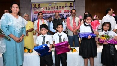 केंद्रीय राज्य मंत्री तोखन साहू और उप मुख्यमंत्री अरुण साव ने नवप्रवेशी बच्चों का तिलक लगाकर किया आत्मीय स्वागत, न्योता भोज में साथ में किया भोजन