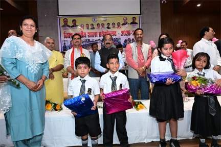 केंद्रीय राज्य मंत्री तोखन साहू और उप मुख्यमंत्री अरुण साव ने नवप्रवेशी बच्चों का तिलक लगाकर किया आत्मीय स्वागत, न्योता भोज में साथ में किया भोजन