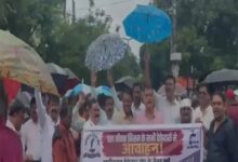 रायपुर में भीगते हुए सड़कों पर उतरे ठेकेदार