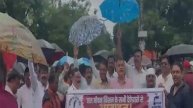 रायपुर में भीगते हुए सड़कों पर उतरे ठेकेदार