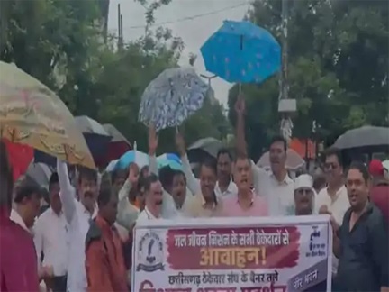 रायपुर में भीगते हुए सड़कों पर उतरे ठेकेदार रायपुर में भीगते हुए सड़कों पर उतरे ठेकेदार