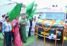 मंत्री लक्ष्मी राजवाड़े ने चांदनी बिहारपुर को दी एम्बुलेंस की सौगात, दिखाई हरी झण्डी