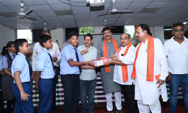 शिक्षा के महापर्व में विधायक पुरन्दर मिश्रा का प्रेरणादायी संदेश: “कलम की ताकत से ही बनेगा आत्मनिर्भर और विकसित भारत” शिक्षा के महापर्व में विधायक पुरन्दर मिश्रा का प्रेरणादायी संदेश: “कलम की ताकत से ही बनेगा आत्मनिर्भर और विकसित भारत”
