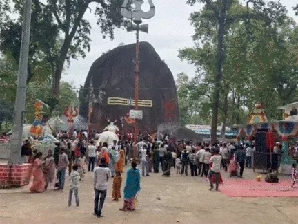 सावन के पहले सोमवार गणेश रूप में सजे हटकेश्वर महादेव