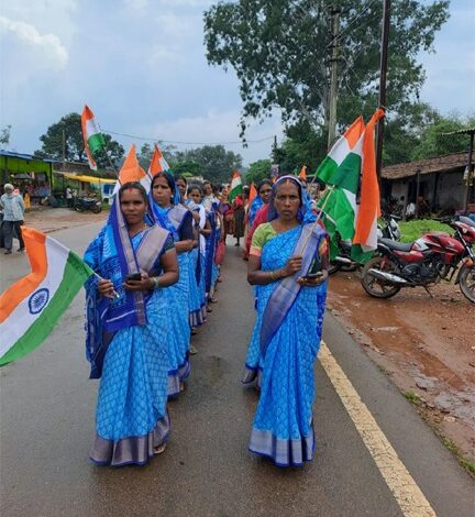 हर घर तिरंगा अभियान की धूम, बिहान समूह की महिलाओं ने फहराया तिरंगा