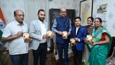 राज्यपाल डेका ने 12 वर्षीय छात्र मास्टर दिव्यांश की पुस्तक ‘थॉट्स अबाउट गॉड‘ का किया विमोचन राज्यपाल डेका ने 12 वर्षीय छात्र मास्टर दिव्यांश की पुस्तक ‘थॉट्स अबाउट गॉड‘ का किया विमोचन