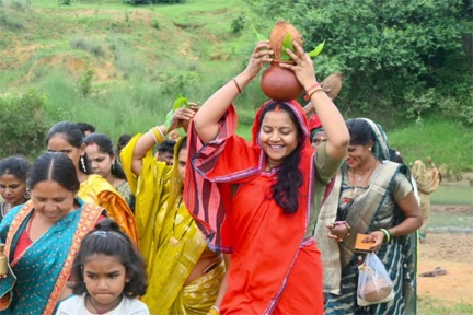 श्रावण मास के प्रथम सोमवार पर मंत्री लक्ष्मी राजवाड़े ने बीरपुर में की कांवड़ यात्रा और जलाभिषेक