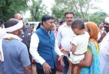 बाढ़ प्रभावित परिवारों के बीच पहुंचे वन मंत्री केदार कश्यप बाढ़ प्रभावित परिवारों के बीच पहुंचे वन मंत्री केदार कश्यप