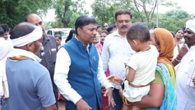 बाढ़ प्रभावित परिवारों के बीच पहुंचे वन मंत्री केदार कश्यप