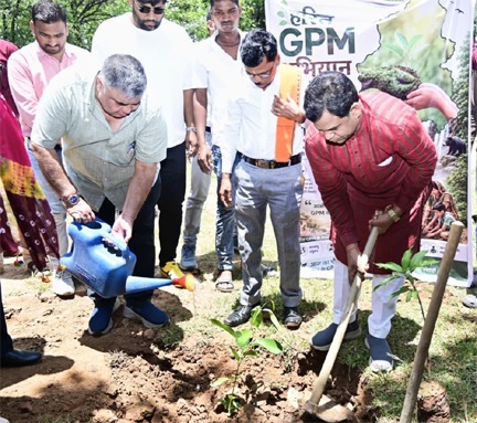 प्रभारी मंत्री राजेश अग्रवाल ने किया पौधरोपण, हरेली पर हरित जीपीएम का संकल्प