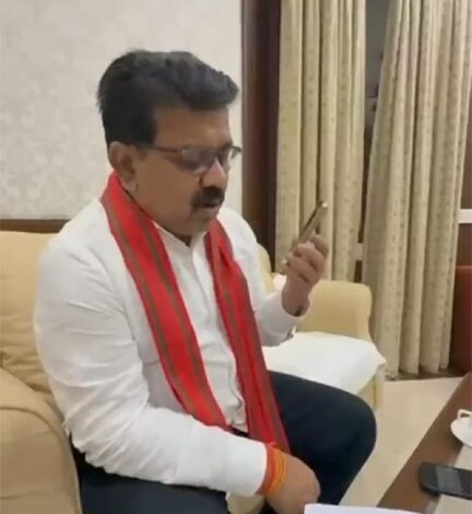 कुलगाम आतंकी हमले के पीड़ितों के परिजनों से उप मुख्यमंत्री विजय शर्मा ने की बात कुलगाम आतंकी हमले के पीड़ितों के परिजनों से उप मुख्यमंत्री विजय शर्मा ने की बात