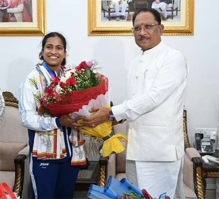 राष्ट्रमंडल खेलों की रजत पदक विजेता ज्ञानेश्वरी यादव का मुख्यमंत्री निवास में भव्य स्वागत राष्ट्रमंडल खेलों की रजत पदक विजेता ज्ञानेश्वरी यादव का मुख्यमंत्री निवास में भव्य स्वागत