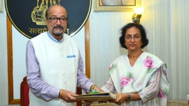 राज्यपाल डेका को लोक सेवा आयोग की अध्यक्ष सुश्री शांडिल्य ने वार्षिक प्रतिवेदन सौंपा