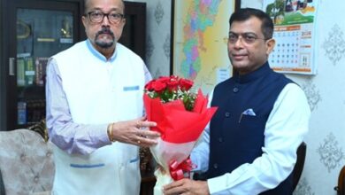 राज्यपाल डेका से राज्य निर्वाचन आयुक्त ने सौजन्य भेंट की