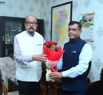 राज्यपाल डेका से राज्य निर्वाचन आयुक्त ने सौजन्य भेंट की राज्यपाल डेका से राज्य निर्वाचन आयुक्त ने सौजन्य भेंट की