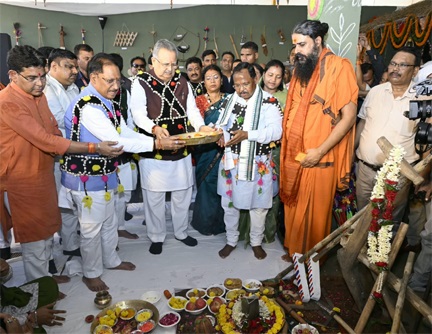 हरेली तिहार पर मुख्यमंत्री निवास में साकार हुई छत्तीसगढ़ की लोक संस्कृति, कृषि परंपरा और ग्रामीण जीवन की जीवंत झांकी हरेली तिहार पर मुख्यमंत्री निवास में साकार हुई छत्तीसगढ़ की लोक संस्कृति, कृषि परंपरा और ग्रामीण जीवन की जीवंत झांकी