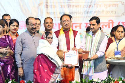 आंगन मिलन सेवा से उत्सव स्थल बने आंगनबाड़ी केंद्र, पहले दिन 97 हजार से अधिक लोगों की सहभागिता आंगन मिलन सेवा से उत्सव स्थल बने आंगनबाड़ी केंद्र, पहले दिन 97 हजार से अधिक लोगों की सहभागिता