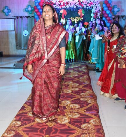 तीज के रंग में रंगा रायपुर प्रेस क्लब, लक्ष्मी राजवाड़े ने रैंप वॉक कर बढ़ाया महिला पत्रकारों का उत्साह