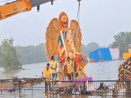 रायपुर में गणपति विसर्जन, बड़ी मूर्तियां महादेव घाट पहुंचीं रायपुर में गणपति विसर्जन, बड़ी मूर्तियां महादेव घाट पहुंचीं