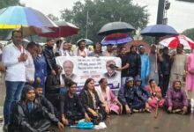 बारिश में कांग्रेस का पैदल मार्च, CEC के इस्तीफे की मांग