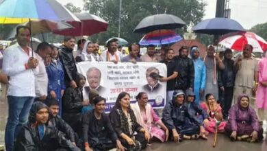 बारिश में कांग्रेस का पैदल मार्च, CEC के इस्तीफे की मांग