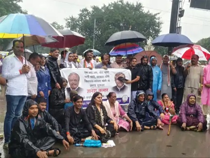 बारिश में कांग्रेस का पैदल मार्च, CEC के इस्तीफे की मांग बारिश में कांग्रेस का पैदल मार्च, CEC के इस्तीफे की मांग