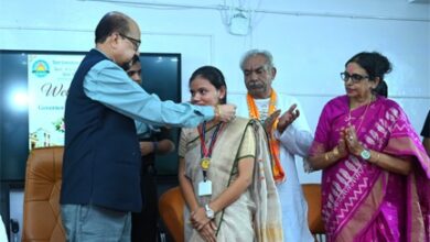 वर्तमान पर फोकस करें, निरंतर सीखते रहें और समाज के लिए योगदान दें- डेका