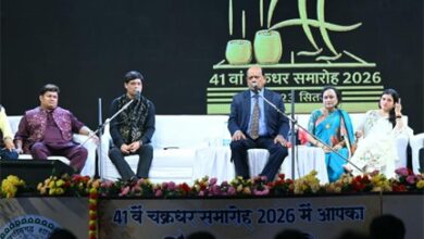 चक्रधर समारोह में पद्मश्री सुरेंद्र शर्मा ने हास्य-व्यंग्य से खूब गुदगुदाया चक्रधर समारोह में पद्मश्री सुरेंद्र शर्मा ने हास्य-व्यंग्य से खूब गुदगुदाया