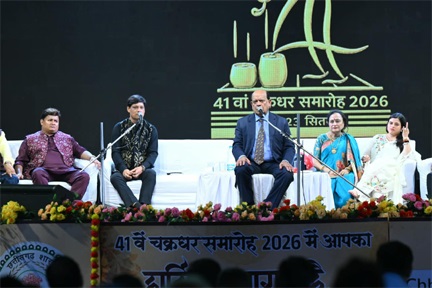 चक्रधर समारोह में पद्मश्री सुरेंद्र शर्मा ने हास्य-व्यंग्य से खूब गुदगुदाया चक्रधर समारोह में पद्मश्री सुरेंद्र शर्मा ने हास्य-व्यंग्य से खूब गुदगुदाया