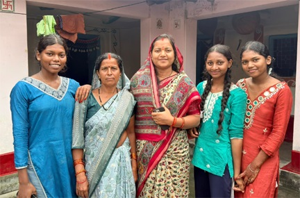 मंत्री लक्ष्मी राजवाड़े पहुंचीं ग्राम कुंजनगर, महिलाओं से किया आत्मीय संवाद मंत्री लक्ष्मी राजवाड़े पहुंचीं ग्राम कुंजनगर, महिलाओं से किया आत्मीय संवाद