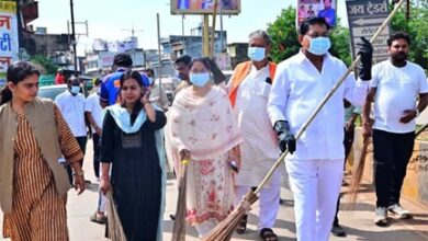 मंत्री दयाल दास बघेल ने झाड़ू थामकर दिया स्वच्छता का संदेश, बेमेतरा में सेवा संकल्प अभियान के तहत चला जिला स्तरीय स्वच्छता अभियान
