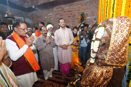 मुख्यमंत्री विष्णु देव साय ने मदकूद्वीप के प्राचीन मंदिरों में की पूजा-अर्चना