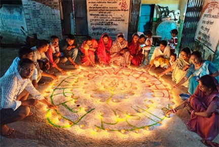 घर-आंगन से अमृत सरोवर तक जगमगाए ‘आशीर्वाद के दीप’ घर-आंगन से अमृत सरोवर तक जगमगाए ‘आशीर्वाद के दीप’