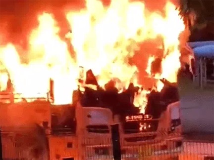 मंत्रालय कर्मचारियों से भरी बस में लगी आग, मची अफरा-तफरी मंत्रालय कर्मचारियों से भरी बस में लगी आग, मची अफरा-तफरी