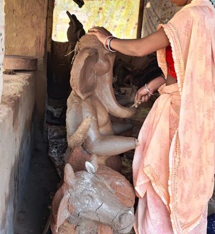 णपति बप्पा की मिट्टी की प्रतिमा बनाकर बस्तर की महिलाओं ने हुनर से कमाए 1.80 लाख रुपए णपति बप्पा की मिट्टी की प्रतिमा बनाकर बस्तर की महिलाओं ने हुनर से कमाए 1.80 लाख रुपए