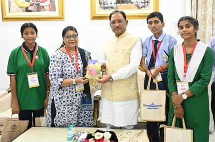 राष्ट्रपति से भेंट कर लौटे प्रतिभावान विद्यार्थियों ने मुख्यमंत्री विष्णु देव साय से की सौजन्य मुलाकात