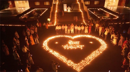 ‘आशीर्वाद का दीया’ से जगमगाया नवा रायपुर, एक लाख दीपों ने दिया सेवा और सहभागिता का संदेश ‘आशीर्वाद का दीया’ से जगमगाया नवा रायपुर, एक लाख दीपों ने दिया सेवा और सहभागिता का संदेश