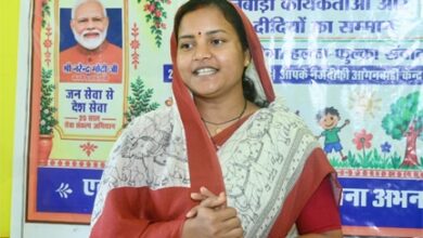 मंत्री लक्ष्मी राजवाड़े ने आंगनबाड़ी केंद्रों में बच्चों को कराया न्योता भोज, माताओं को भेंट किए मुनगा के पौधे