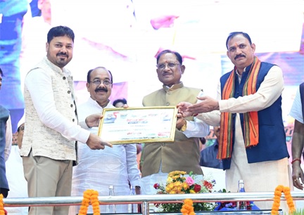 आयुर्वेद भारत की प्राचीन ज्ञान परंपरा की अमूल्य धरोहर, आधुनिक स्वास्थ्य सेवाओं के साथ भारतीय चिकित्सा पद्धतियों को भी दे रहे बढ़ावा – मुख्यमंत्री विष्णुदेव साय आयुर्वेद भारत की प्राचीन ज्ञान परंपरा की अमूल्य धरोहर, आधुनिक स्वास्थ्य सेवाओं के साथ भारतीय चिकित्सा पद्धतियों को भी दे रहे बढ़ावा – मुख्यमंत्री विष्णुदेव साय