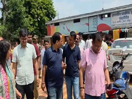 बाढ़ प्रभावित इलाकों में पहुंचे रायपुर कलेक्टर बाढ़ प्रभावित इलाकों में पहुंचे रायपुर कलेक्टर