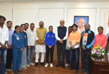 राज्यपाल रमेन डेका से प्रदेश के उत्कृष्ट खिलाड़ियों ने की सौजन्य भेंट