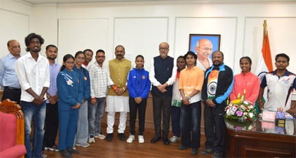 राज्यपाल रमेन डेका से प्रदेश के उत्कृष्ट खिलाड़ियों ने की सौजन्य भेंट राज्यपाल रमेन डेका से प्रदेश के उत्कृष्ट खिलाड़ियों ने की सौजन्य भेंट