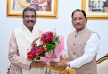 मुख्यमंत्री विष्णु देव साय से सांसद धर्मेंद्र प्रधान ने की शिष्टाचार भेंट