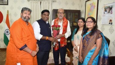 राज्यपाल डेका से कामधेनु विश्वविद्यालय के कार्य परिषद सदस्यों ने की भेंट