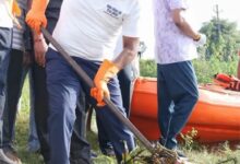 सेवा संकल्प अभियान : सेवा मेरा योगदान : वन मंत्री केदार कश्यप ने बीजापुर के महादेव तालाब में श्रमदान कर दिया स्वच्छता का संदेश सेवा संकल्प अभियान : सेवा मेरा योगदान : वन मंत्री केदार कश्यप ने बीजापुर के महादेव तालाब में श्रमदान कर दिया स्वच्छता का संदेश