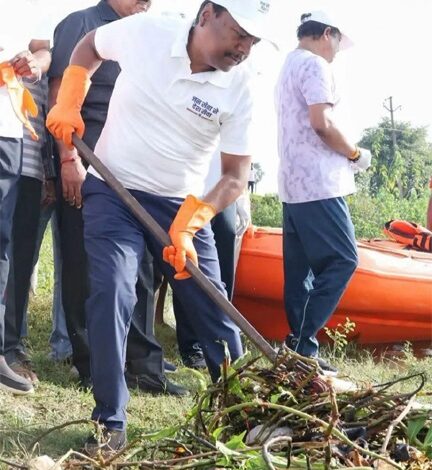 सेवा संकल्प अभियान : सेवा मेरा योगदान : वन मंत्री केदार कश्यप ने बीजापुर के महादेव तालाब में श्रमदान कर दिया स्वच्छता का संदेश